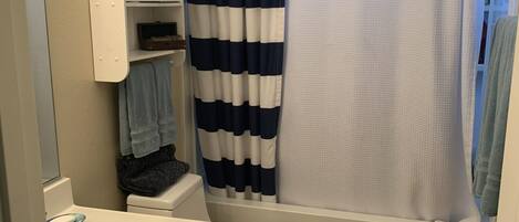 Dusj, hårføner, bidé og håndklær