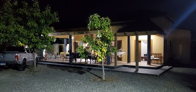 Hermosa Villa con Picuzzi climatizado y vista a las montañas.