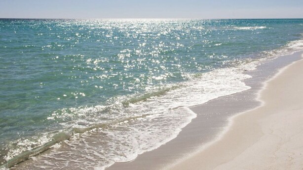 A beach with clear water and a sandy shore. - Latitude Adjustment | Luxury Beach Retreat ☀️ | 15% Off July Weeks (Miramar Beach)