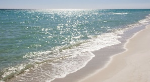 A beach with clear water and a sandy shore. - Latitude Adjustment | Luxury Beach Retreat ☀️ | 15% Off July Weeks (Miramar Beach)