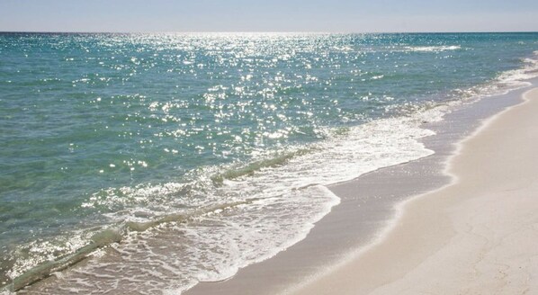 Playa en los alrededores, camastros y toallas de playa 
