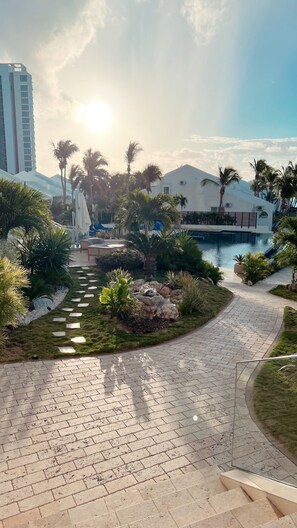 Property grounds - Beautiful 2 bedroom 2.5 bath Beachfront Condo (Sint Maarten)