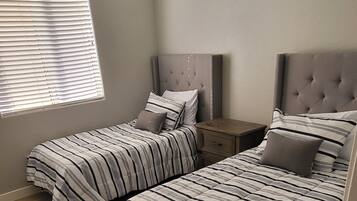 3 Schlafzimmer, Schreibtisch, Bügeleisen/Bügelbrett, kostenloses WLAN