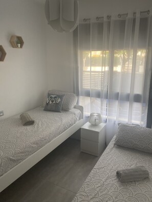 Tabla de planchar con plancha, wifi gratis y ropa de cama 