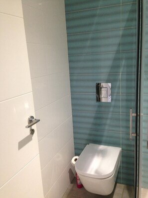 Sèche-cheveux, serviettes fournies