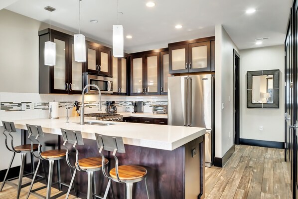 Réfrigérateur, micro-ondes, four, plaque de cuisson