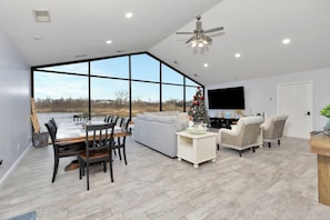 Smart TV, chimenea, futbolito y libros 