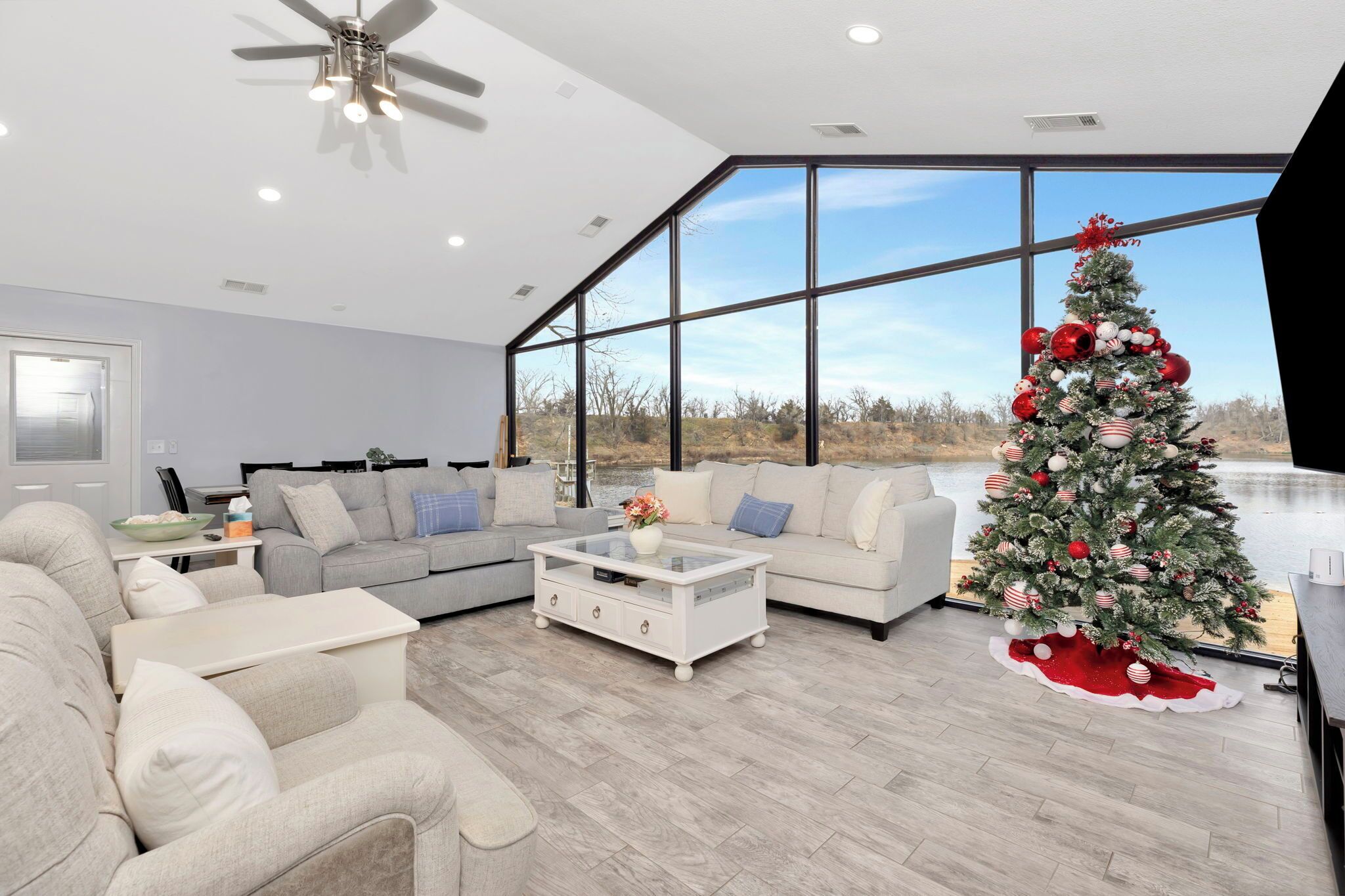 TV connectée, cheminée, baby-foot, livres