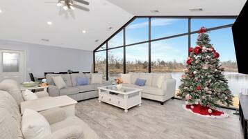 TV connectée, cheminée, baby-foot, livres