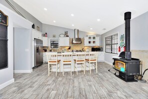 Een koelkast, een magnetron, een oven, een kookplaat