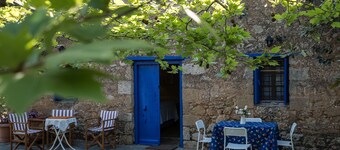 Hidden cottage, private beach access and sea view