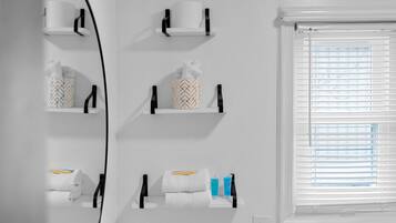 Suite estudio Deluxe | Baño | Ducha, toallas y papel higiénico