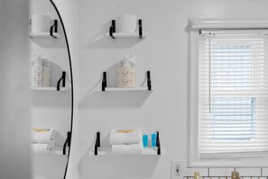 Suite studio Deluxe | Salle de bain | Douche, serviettes fournies, papier de toilette