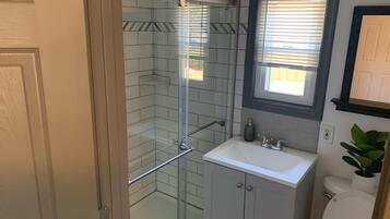 Zimmer | Badezimmer | Dusche, Handtücher, Toilettenpapier