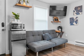 Suite Studio Deluxe | Coin séjour | TV connectée de 35 pouces avec chaßnes numériques, télévision, Netflix