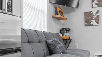 Deluxe Studio Suite | Free WiFi, bed sheets