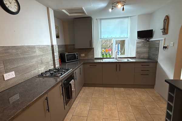 Een koelkast, een microgolfoven, een kookplaat