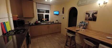 Réfrigérateur, micro-ondes, plaque de cuisson