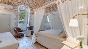 5 bedrooms, iron/ironing board, free WiFi, bed sheets