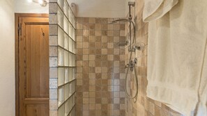 Douche, sèche-cheveux, bidet, serviettes fournies