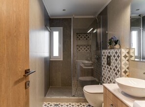 Dusch, hårtork, handdukar och tvål