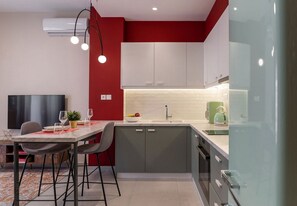 Kühlschrank, Ofen, Herdplatte, Wasserkocher mit Kaffee-/Teezubehör