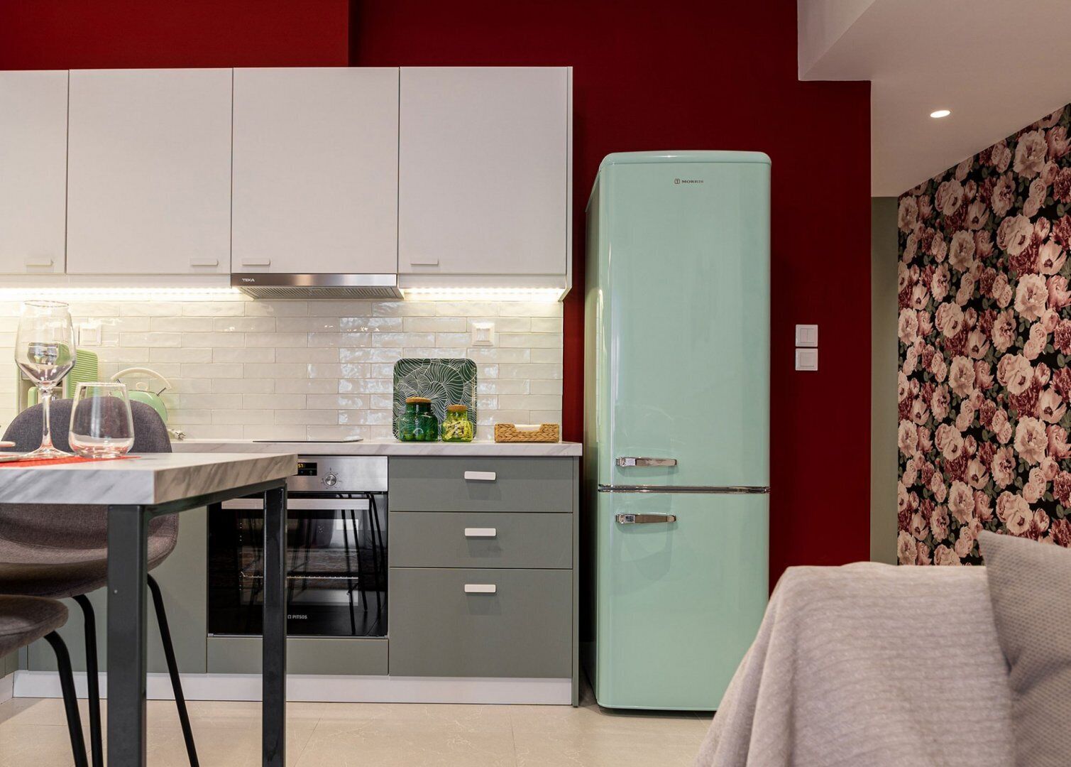 Réfrigérateur, un four, cafetière-théière, vaisselle et ustensiles