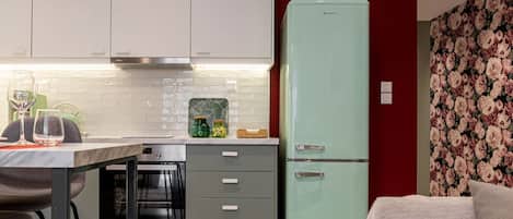 Réfrigérateur, un four, cafetiÚre-théiÚre, vaisselle et ustensiles