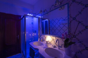 Dusche, Haartrockner, Bidet, Handtücher