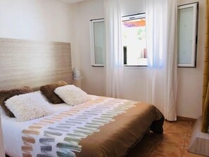 3 bedrooms, iron/ironing board, internet, bed sheets - Villas2meet Es Tamarell (Cala Romàntica)