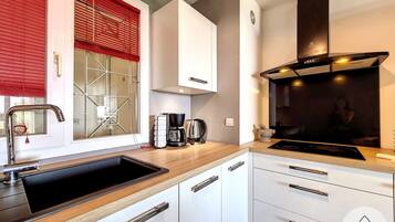 冷蔵庫、電子レンジ、オーブン、コンロ