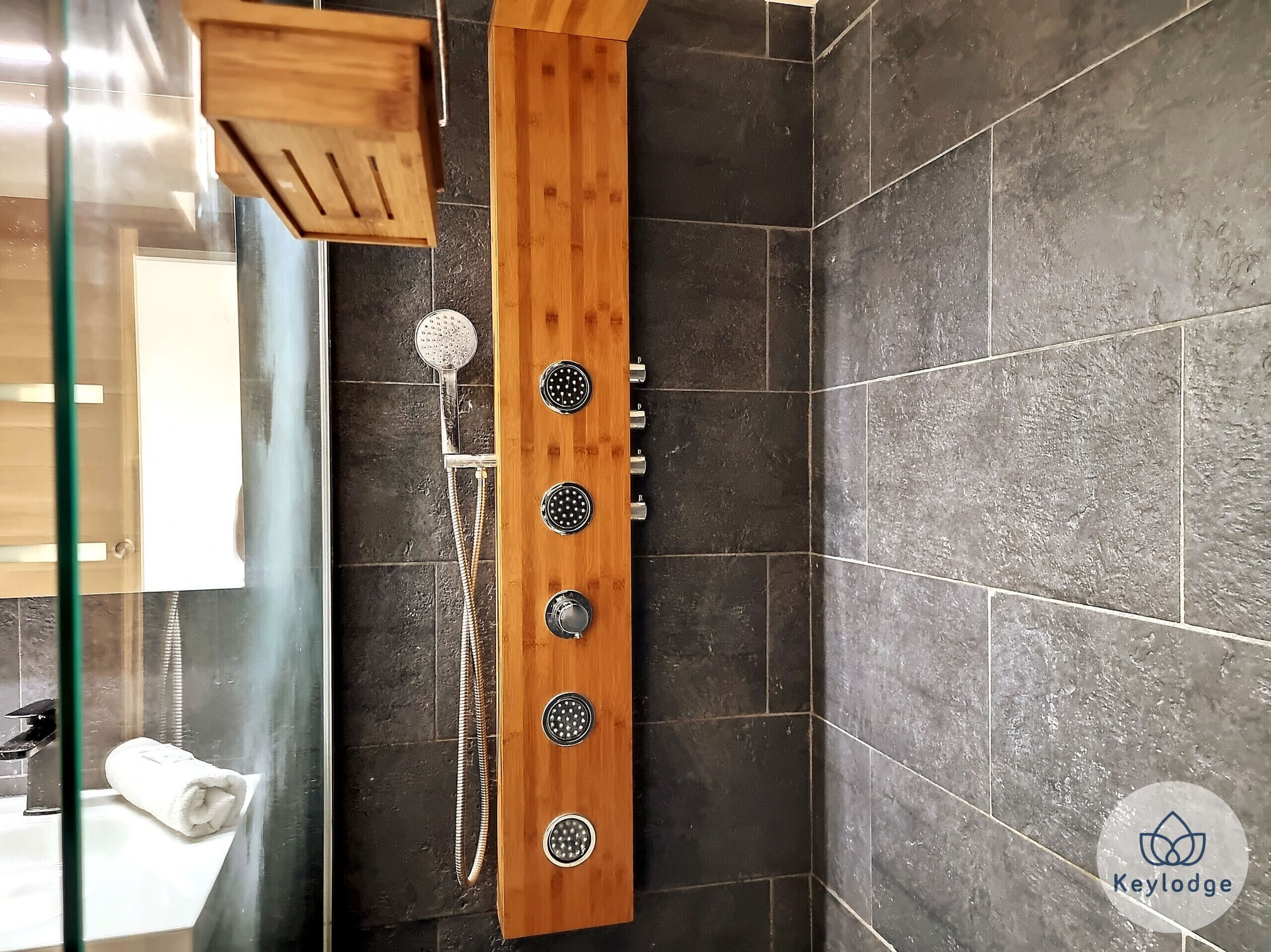 シャワー、タオル、石鹸、シャンプー