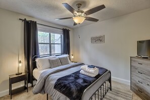 2 bedrooms, iron/ironing board, free WiFi, bed sheets