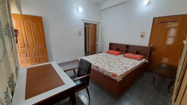 1 bedroom, bed sheets - Simple, Hygienic and peaceful stay with a workstation (Varanasi)