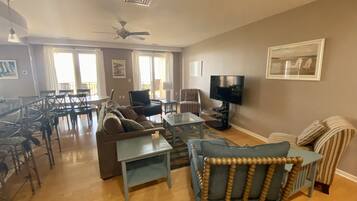 Smart-tv, dvd-spelare och böcker