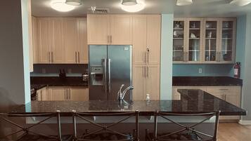 Réfrigérateur, micro-ondes, four, plaque de cuisson