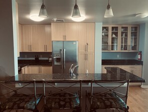 冷蔵庫、電子レンジ、オーブン、コンロ