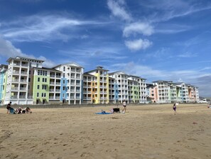 På stranden och solstolar