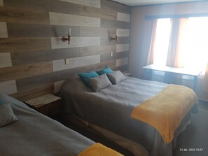 Chambre triple familiale | Espace de travail pour ordinateurs portables, accès au Wi-Fi (inclus)