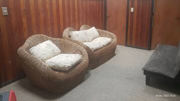 Televisión LED de 30 pulgadas con canales por cable y televisión