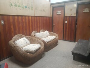 Een 30-inch ledtelevisie met kabelzenders en televisie