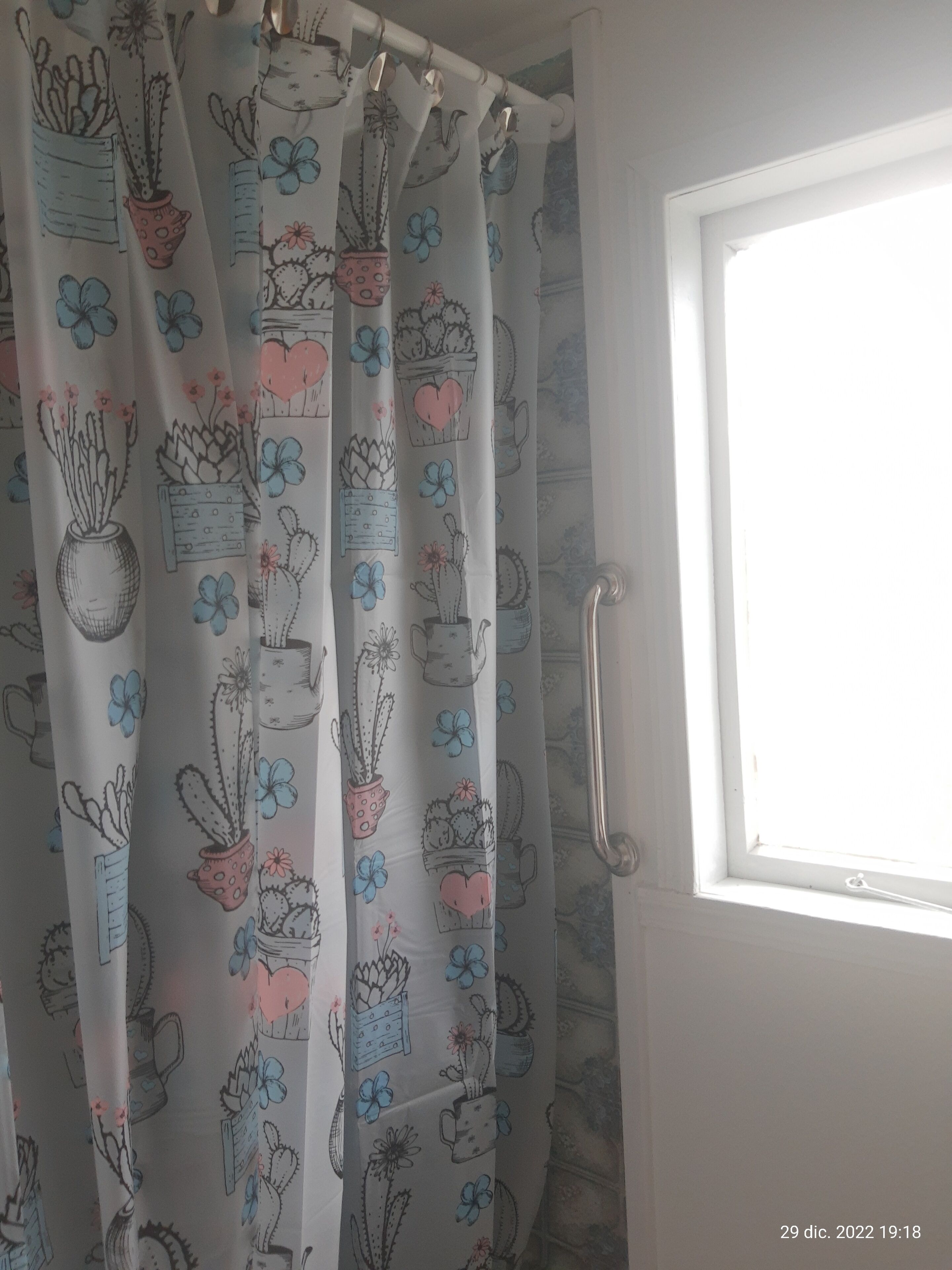 Classic Double Room | Bathroom | Combined shower/tub, towels, soap, toilet paper