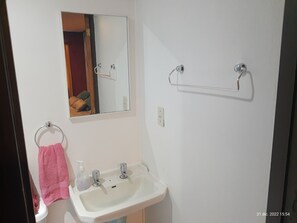 Basic Double or Twin Room | Bathroom | Combined shower/tub, towels, soap, toilet paper - Hostal Klein - Hostel (Puerto Varas)