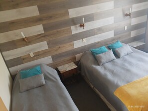 Chambre triple familiale | Espace de travail pour ordinateurs portables, accès au Wi-Fi (inclus)
