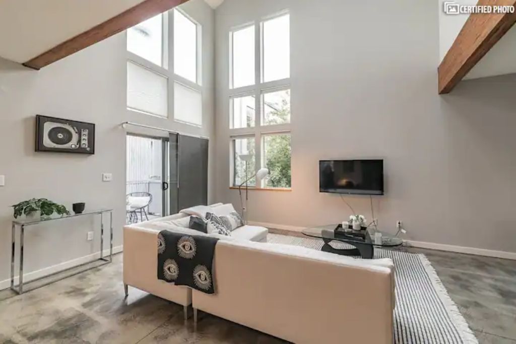 Stunning Airy Industrial 2 Bedroom/Bath Loft
