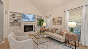 Televisión, chimenea y oficina