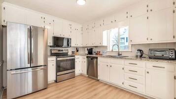 Kylskåp, mikrovågsugn, ugn och spishäll