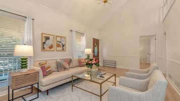 Télévision, cheminée, livres, espaces bureaux