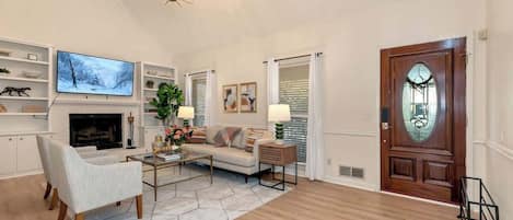 Télévision, cheminée, livres, espaces bureaux