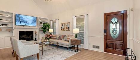 Televisie, een open haard, boeken en een kantoor